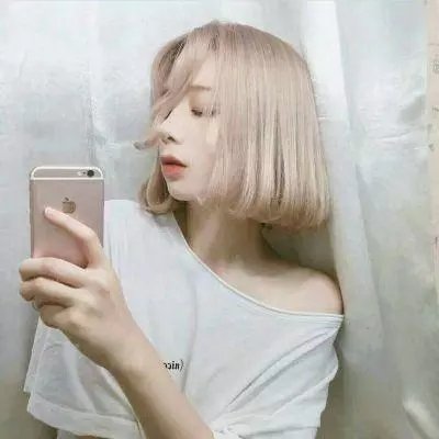 她行走于黑暗中